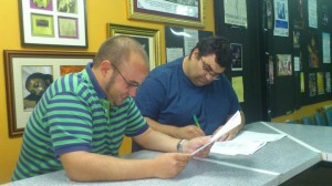 560522_610250295662923_1430100574_n Momento de la firma del contrato.