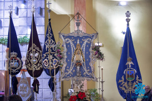 Simpecado junto a los Estandartes