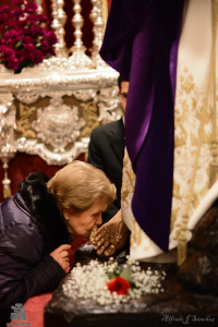 Besapie al Cristo de la Oración en el Huerto