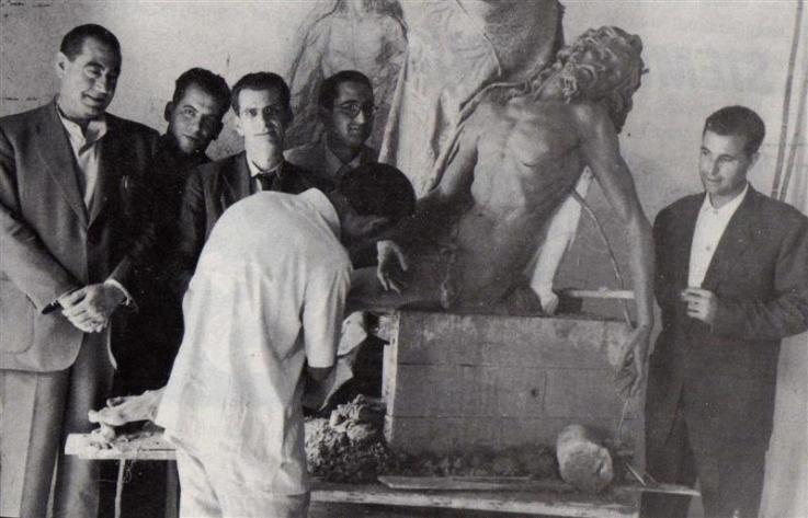 Luis Ortega Bru, tallando al Cristo de las Almas