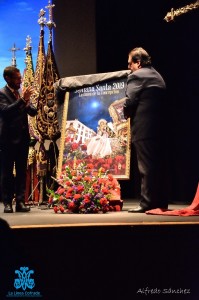 Sr. Alcalde y Presidente descubriendo el Cartel